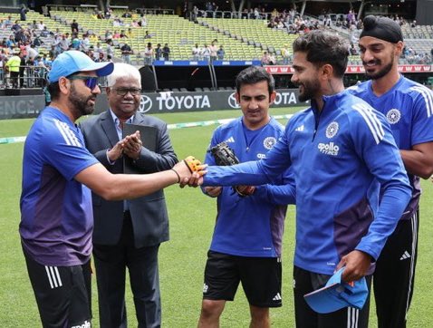 Australia’s Fast Bowlers Crush India for 136 in Rain-Hit Perth ODI Australia’s Fast Bowlers Crush India for 136 in Rain-Hit Perth ODI