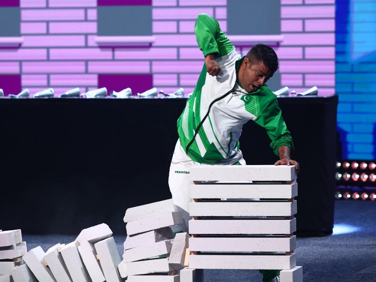 Pakistani martial artist Rashid Naseem performing record-breaking stunts in Romania